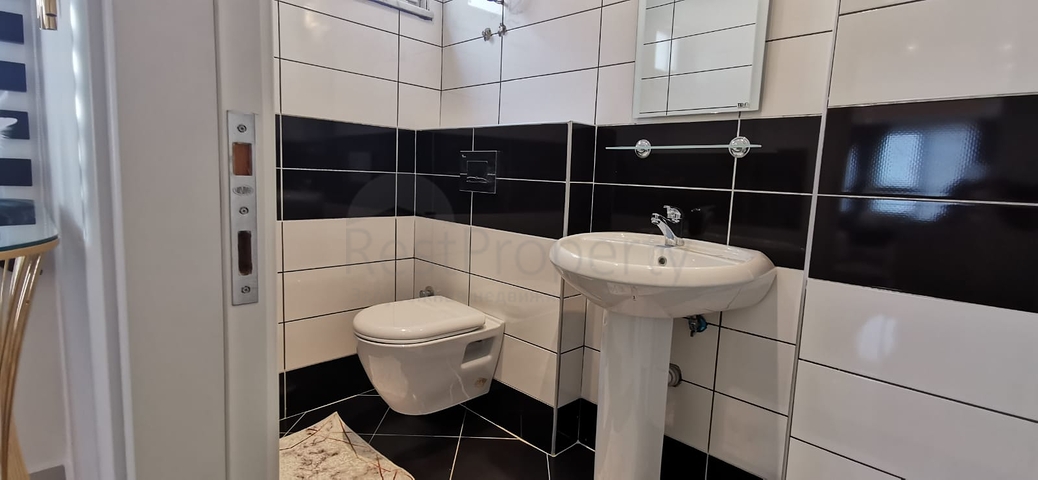 اطلالة على البحر في مركز الانيا - دوبلكس غرفتين وصالة مفروشة - في مركز الانيا 