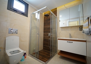 اطلالة مباشرة على البحر - شقة غرفتين وصالة مفروشة -ضمن مجمع سكني - محمودلار / الانيا 