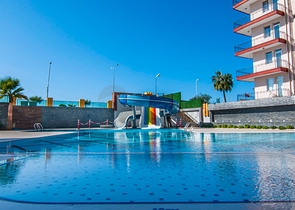 اطلالة مباشرة على البحر - شقة غرفتين وصالة مفروشة -ضمن مجمع سكني - محمودلار / الانيا 