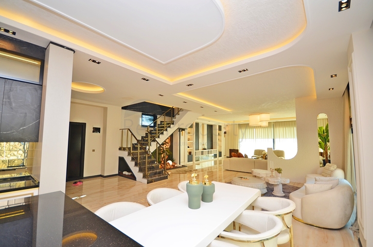 اطلالة بحر -فيلا فاخرة للبيع في الانيا 