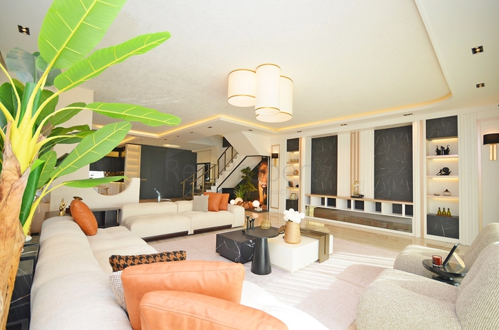 اطلالة بحر -فيلا فاخرة للبيع في الانيا 