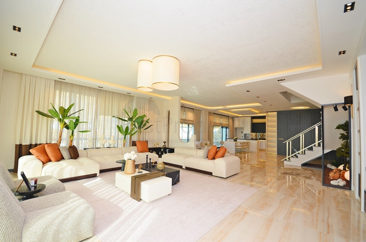 اطلالة بحر -فيلا فاخرة للبيع في الانيا 