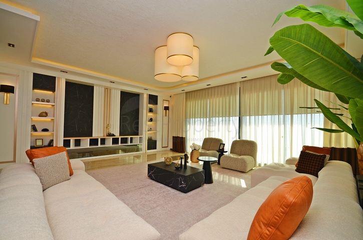 اطلالة بحر -فيلا فاخرة للبيع في الانيا 