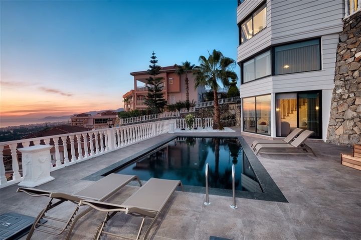 فيلا حديثة 4 + 1 مفروشة في كارجيجاك