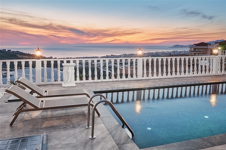 فيلا حديثة 4 + 1 مفروشة في كارجيجاك