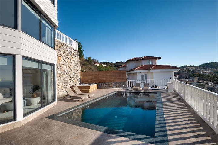 فيلا حديثة 4 + 1 مفروشة في كارجيجاك