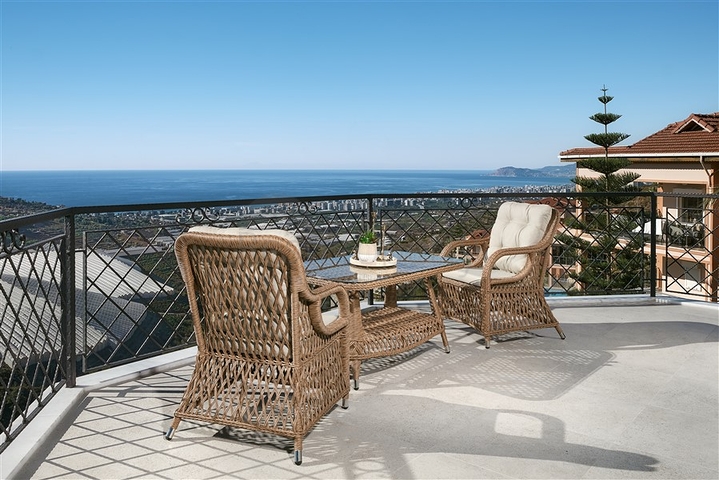 فيلا حديثة 4 + 1 مفروشة في كارجيجاك