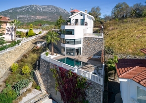 فيلا حديثة 4 + 1 مفروشة في كارجيجاك