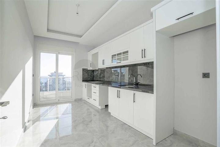 اطلالة بحر - مطبخ منفصل -شقة غرفتين وصالة -ضمن مجمع حديث - في محمودلار / الانيا 