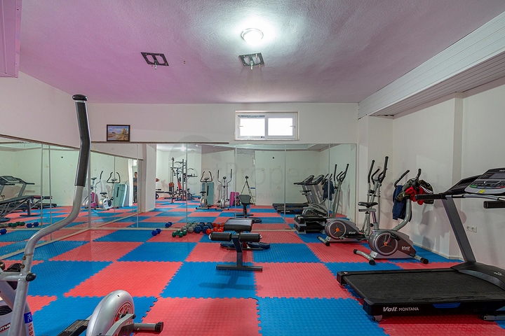 بأثاث جديد - شقة غرفتين وصالة - في محمودلار/ الانيا 