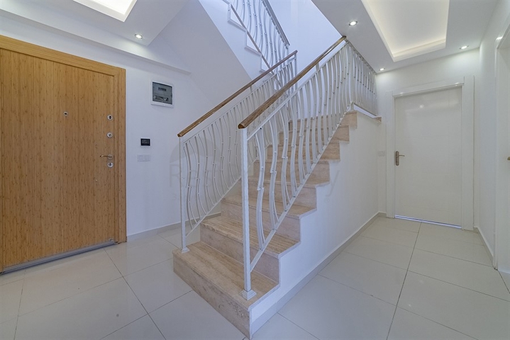 دوبلكس واسعة  - 3 غرف وصالة مع جاكوزي خاص - في محمودلار / الانيا 