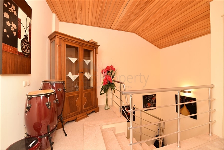 اطلالة بحر وقلعة - دوبلكس 3 غرف وصالة مفروشة - في مركز الانيا 