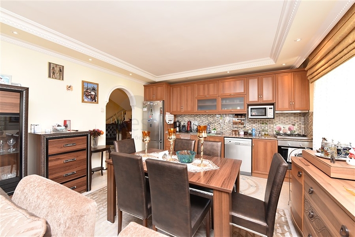 اطلالة بحر وقلعة - دوبلكس 3 غرف وصالة مفروشة - في مركز الانيا 