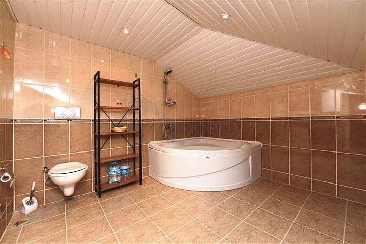 اطلالة بحر وقلعة - دوبلكس 3 غرف وصالة مفروشة - في مركز الانيا 