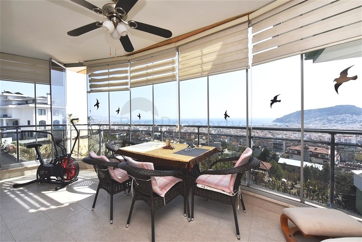 اطلالة بحر وقلعة - دوبلكس 3 غرف وصالة مفروشة - في مركز الانيا 