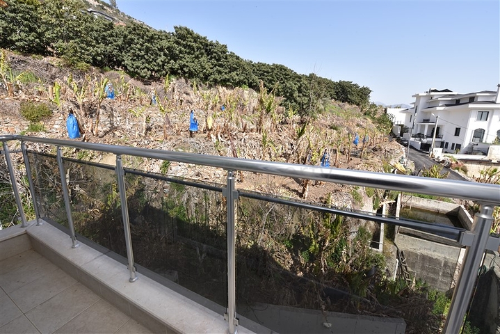 اطلالة بحر وقلعة - دوبلكس 3 غرف وصالة مفروشة - في مركز الانيا 