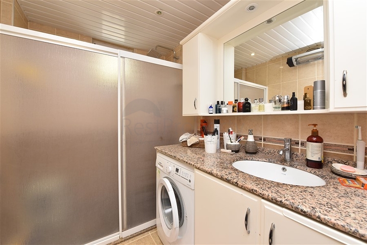 اطلالة بحر وقلعة - دوبلكس 3 غرف وصالة مفروشة - في مركز الانيا 