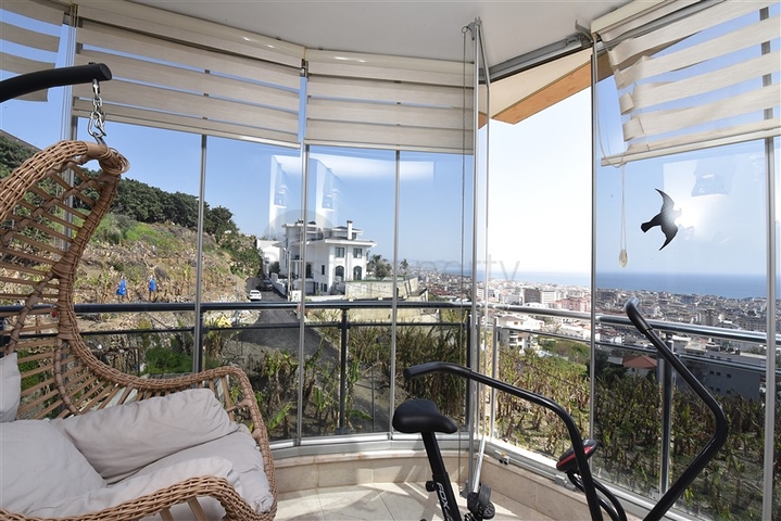 اطلالة بحر وقلعة - دوبلكس 3 غرف وصالة مفروشة - في مركز الانيا 