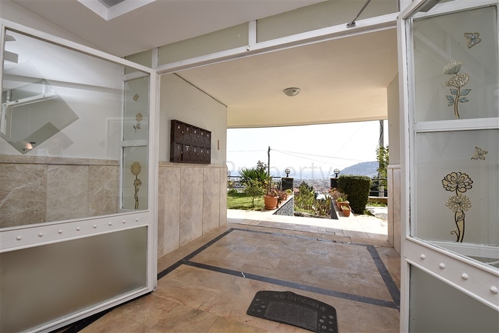 اطلالة بحر وقلعة - دوبلكس 3 غرف وصالة مفروشة - في مركز الانيا 