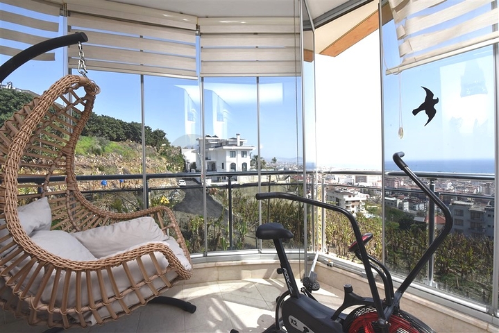 اطلالة بحر وقلعة - دوبلكس 3 غرف وصالة مفروشة - في مركز الانيا 