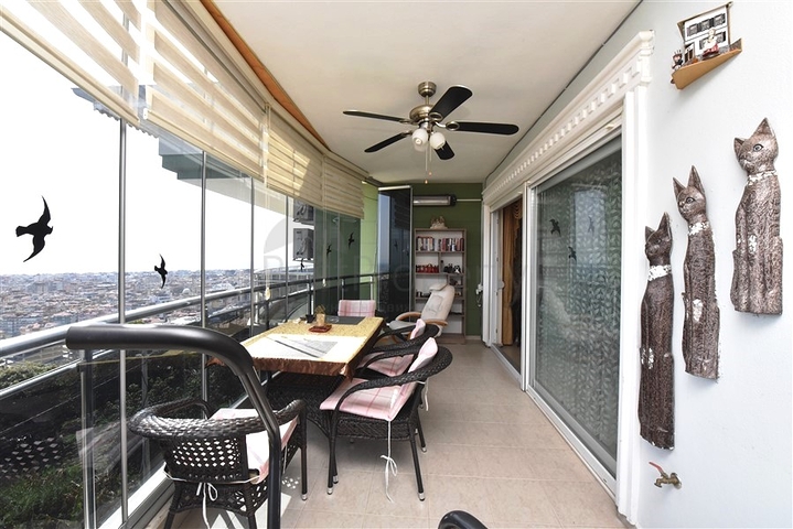 اطلالة بحر وقلعة - دوبلكس 3 غرف وصالة مفروشة - في مركز الانيا 