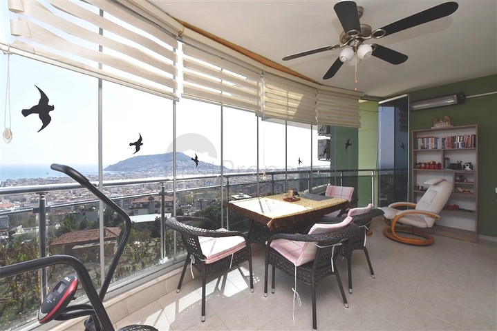 اطلالة بحر وقلعة - دوبلكس 3 غرف وصالة مفروشة - في مركز الانيا 