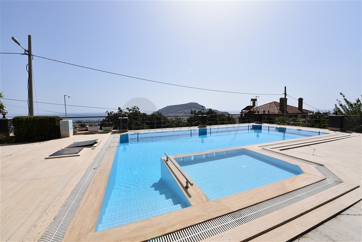 اطلالة بحر وقلعة - دوبلكس 3 غرف وصالة مفروشة - في مركز الانيا 