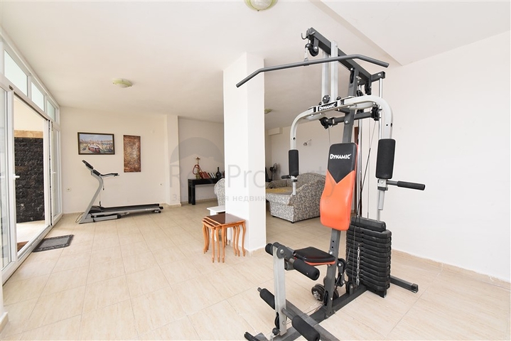 اطلالة بحر وقلعة - دوبلكس 3 غرف وصالة مفروشة - في مركز الانيا 