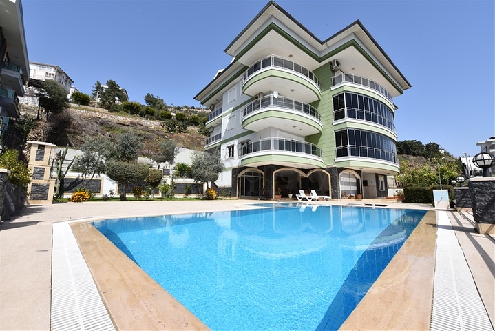 اطلالة بحر وقلعة - دوبلكس 3 غرف وصالة مفروشة - في مركز الانيا 