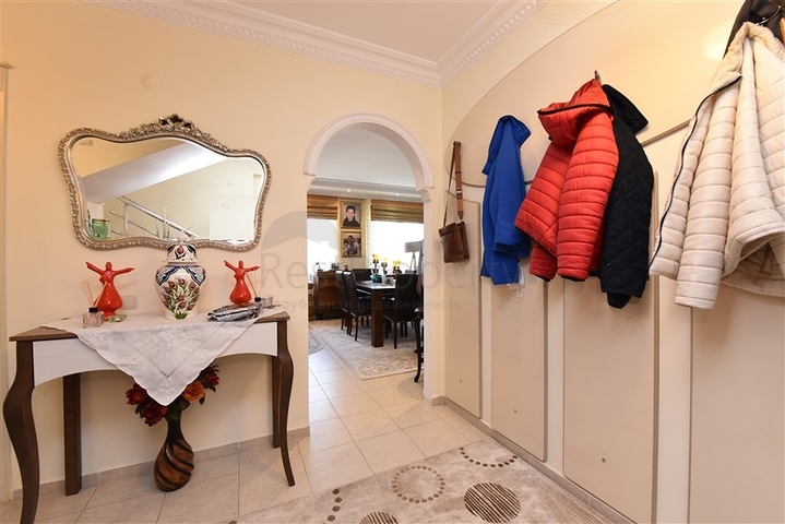 اطلالة بحر وقلعة - دوبلكس 3 غرف وصالة مفروشة - في مركز الانيا 