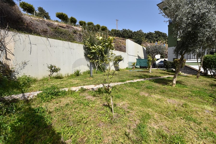 اطلالة بحر وقلعة - دوبلكس 3 غرف وصالة مفروشة - في مركز الانيا 