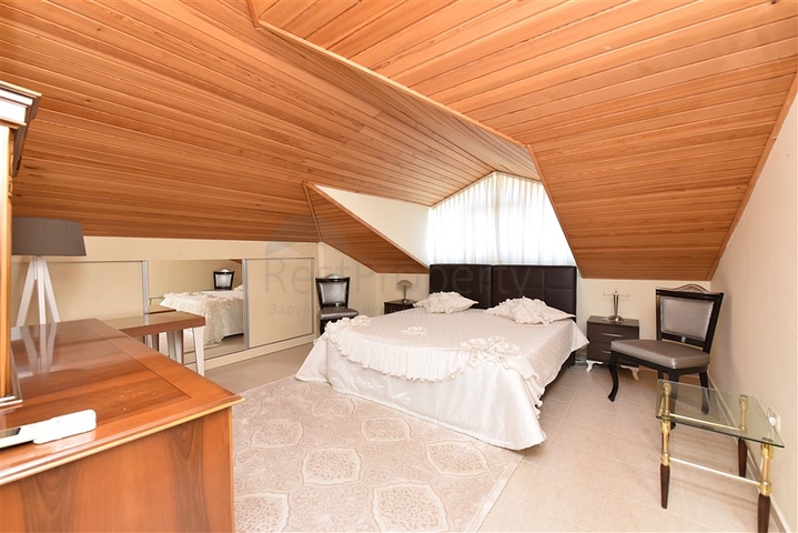 اطلالة بحر وقلعة - دوبلكس 3 غرف وصالة مفروشة - في مركز الانيا 