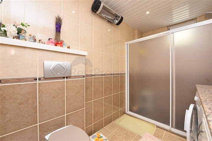 اطلالة بحر وقلعة - دوبلكس 3 غرف وصالة مفروشة - في مركز الانيا 