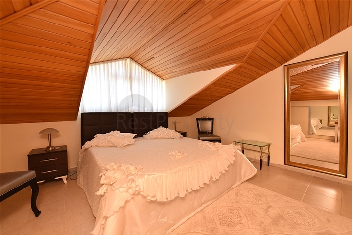 اطلالة بحر وقلعة - دوبلكس 3 غرف وصالة مفروشة - في مركز الانيا 