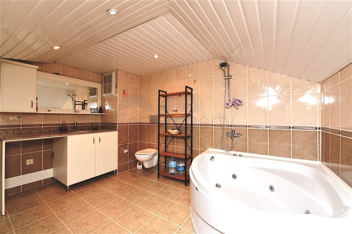 اطلالة بحر وقلعة - دوبلكس 3 غرف وصالة مفروشة - في مركز الانيا 