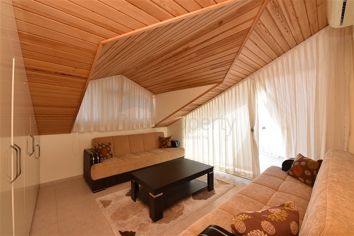 اطلالة بحر وقلعة - دوبلكس 3 غرف وصالة مفروشة - في مركز الانيا 