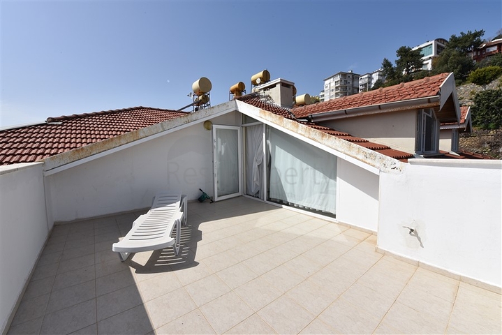 اطلالة بحر وقلعة - دوبلكس 3 غرف وصالة مفروشة - في مركز الانيا 