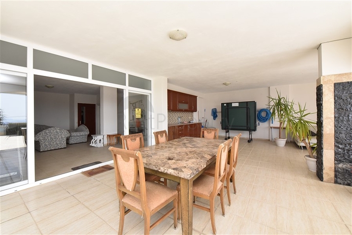 اطلالة بحر وقلعة - دوبلكس 3 غرف وصالة مفروشة - في مركز الانيا 