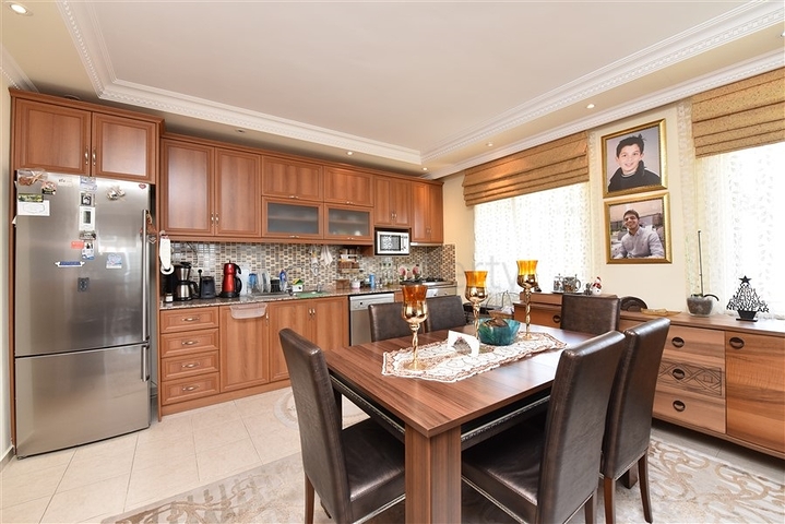 اطلالة بحر وقلعة - دوبلكس 3 غرف وصالة مفروشة - في مركز الانيا 