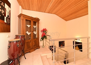 اطلالة بحر وقلعة - دوبلكس 3 غرف وصالة مفروشة - في مركز الانيا 