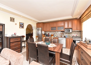 اطلالة بحر وقلعة - دوبلكس 3 غرف وصالة مفروشة - في مركز الانيا 