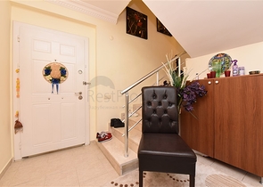 اطلالة بحر وقلعة - دوبلكس 3 غرف وصالة مفروشة - في مركز الانيا 