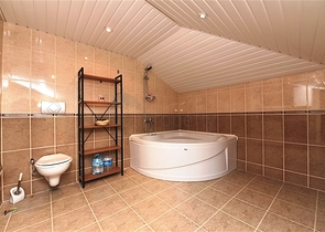 اطلالة بحر وقلعة - دوبلكس 3 غرف وصالة مفروشة - في مركز الانيا 