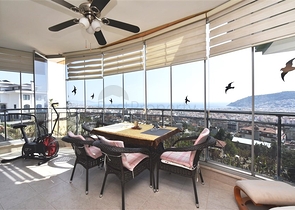 اطلالة بحر وقلعة - دوبلكس 3 غرف وصالة مفروشة - في مركز الانيا 