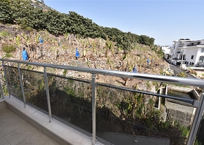 اطلالة بحر وقلعة - دوبلكس 3 غرف وصالة مفروشة - في مركز الانيا 