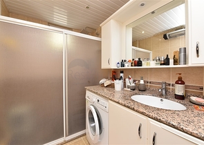 اطلالة بحر وقلعة - دوبلكس 3 غرف وصالة مفروشة - في مركز الانيا 