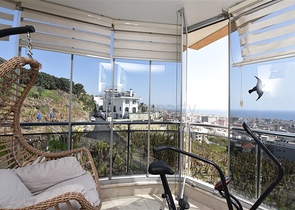 اطلالة بحر وقلعة - دوبلكس 3 غرف وصالة مفروشة - في مركز الانيا 