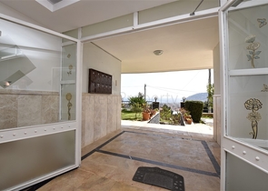 اطلالة بحر وقلعة - دوبلكس 3 غرف وصالة مفروشة - في مركز الانيا 