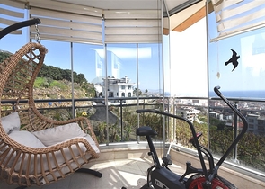 اطلالة بحر وقلعة - دوبلكس 3 غرف وصالة مفروشة - في مركز الانيا 