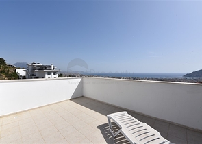 اطلالة بحر وقلعة - دوبلكس 3 غرف وصالة مفروشة - في مركز الانيا 